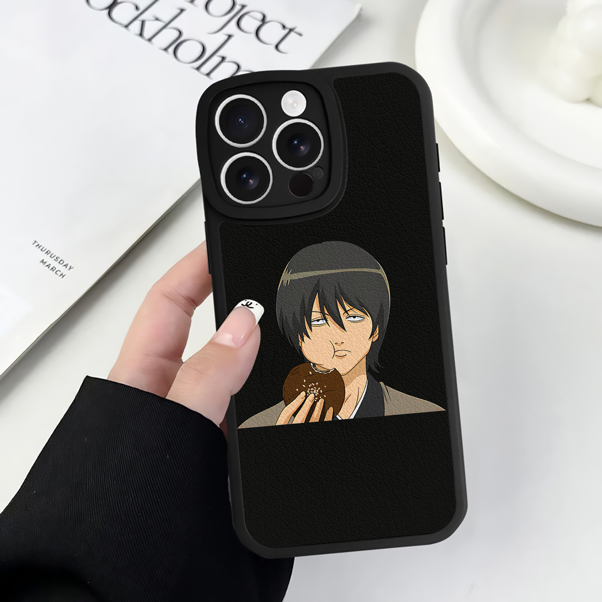 （画像用） ぎんたま 坂田銀時（さかたぎんとき） 神楽 志村新八（しむら しんぱち） GINTAMA Sakata Gintoki Kagura Shimura Shinpachi 【iPhone 16シリーズ対応】シリコンスマホケース（レザー調） 材質：シリコン